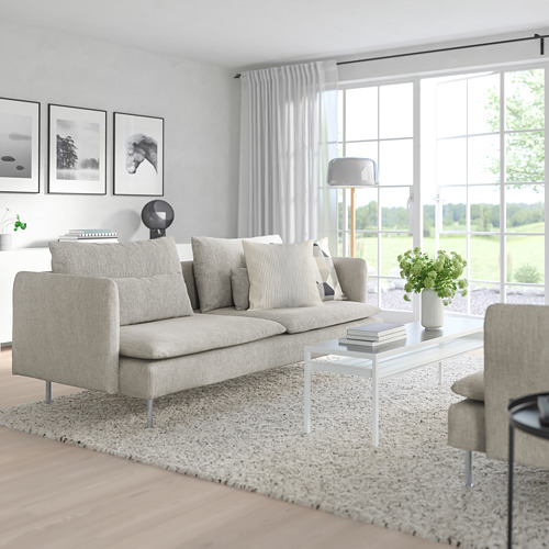 Salón minimalista con sofá SÖDERHAMN, mesa de centro y gran ventanal.