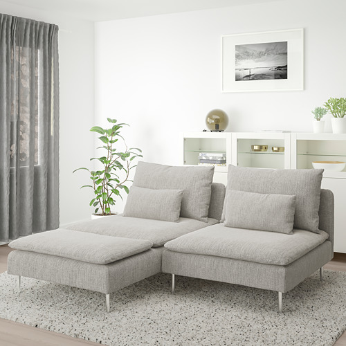Salón minimalista moderno: seccionales SÖDERHAMN gris claro, cojines grandes, alfombra moteada, planta en maceta, ventana con cortinas, cuadro de pared.