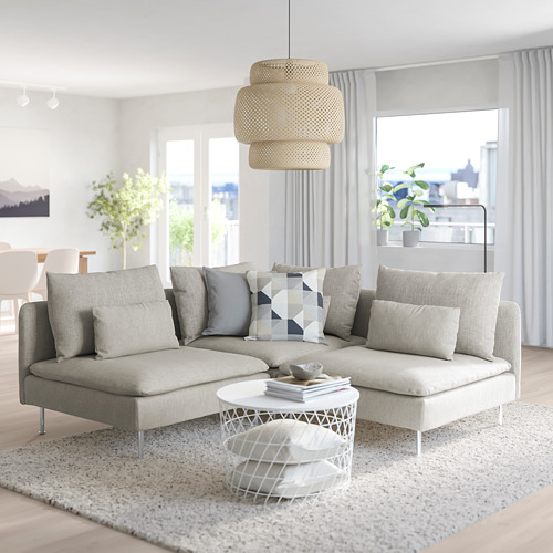Moderno salón con sofá seccional SÖDERHAMN, mesa de centro y lámpara colgante.