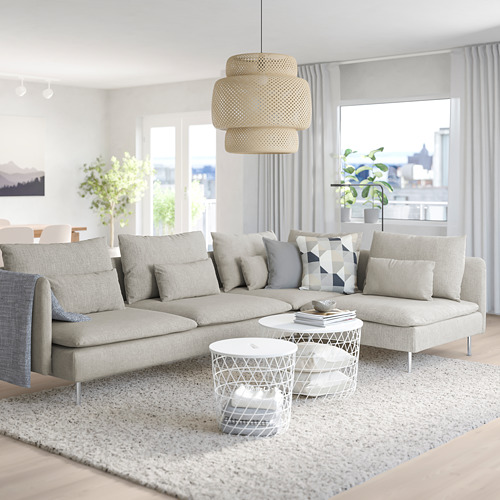 Sala de estar moderna con un gran sofá seccional blanco SÖDERHAMN, una elegante mesa de centro, una elegante lámpara colgante y vistas a la ciudad.