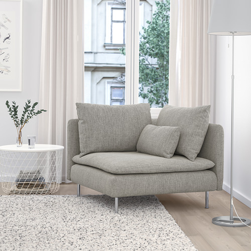 Sala de estar moderna con sofá de tela gris claro SÖDERHAMN, mesa de centro de metal y lámpara de pie. El sofá es compacto pero acogedor, colocado cerca de grandes ventanales.