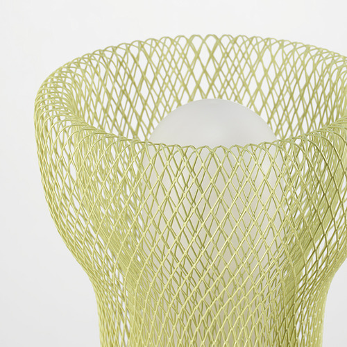 Moderna lámpara de mesa de malla de alambre verde, que emite luz suave, ideal para uso en interiores y exteriores.