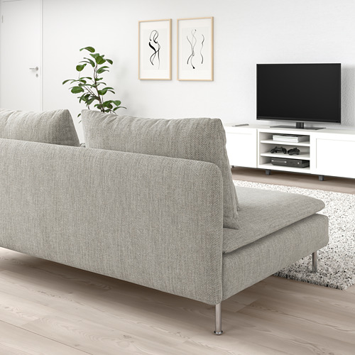 Sala de estar moderna y minimalista con un sofá SÖDERHAMN gris, tv y planta.