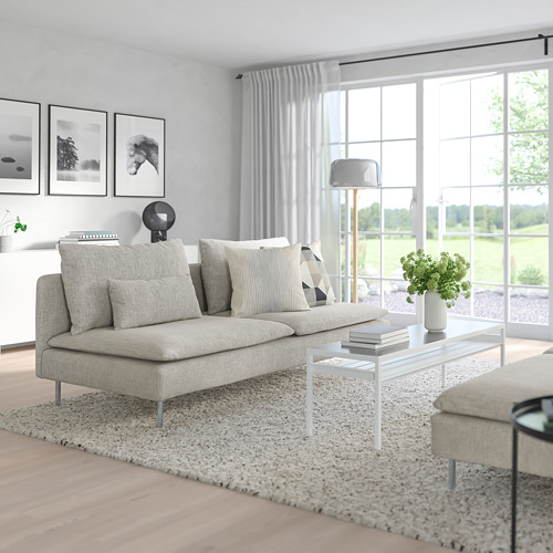 Sofá SÖDERHAMN, beige, bajo y acogedor, ideal para descansar. Colocado en el centro con una alfombra, ventanas panorámicas.