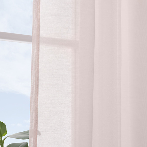 Delicadas cortinas transparentes de color rosa cuelgan cerca de una ventana, suavizando la luz del sol y ofreciendo privacidad durante el día.