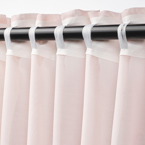 Cortinas transparentes rosas con cinta de cabecera blanca, diseñadas para un look plisado con barra de cortina.