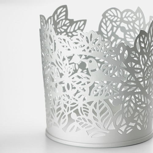 Intrincado candelabro de metal blanco con diseño floral. Elegante, robusto y decorativo.