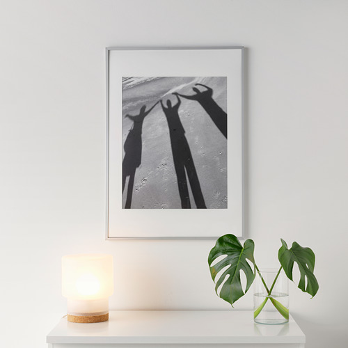 Obras de arte en blanco y negro de manos celebrando, con vela y planta para calentarse.