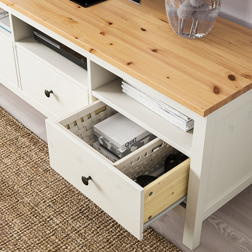 Un mueble de TV de madera pintado de blanco con tapa de pino, con almacenamiento abierto y cerrado, incluido un cajón con compartimentos organizados.