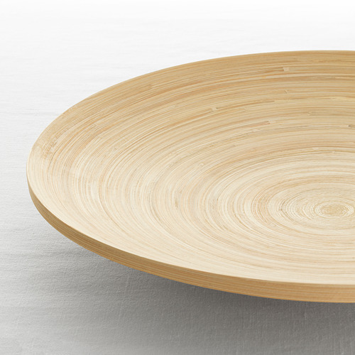 Un plato de bambú hecho a mano, pulido con laca transparente.