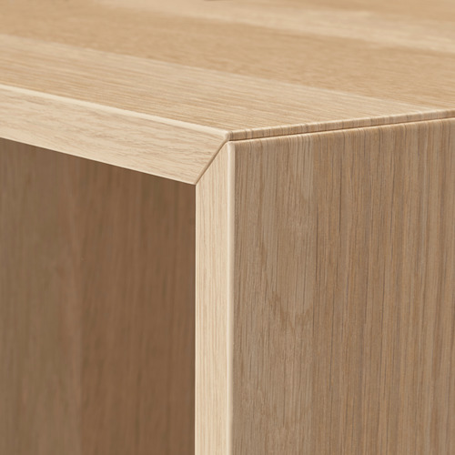 Un elegante mueble de almacenamiento de TV de madera clara en primer plano. Grano fino, acabado liso y diseño minimalista.