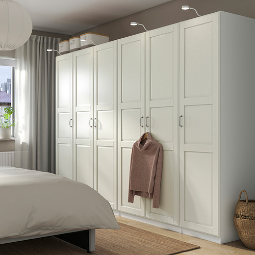 Armario blanco IKEA PAX con ganchos y almacenaje.