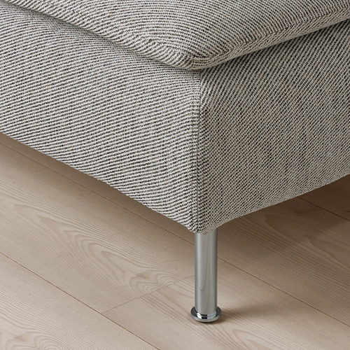 Sofá moderno con patas altas y elegantes y tela texturizada de color neutro. El sofá tiene un asiento acolchado lujoso y acogedor adecuado para relajarse.