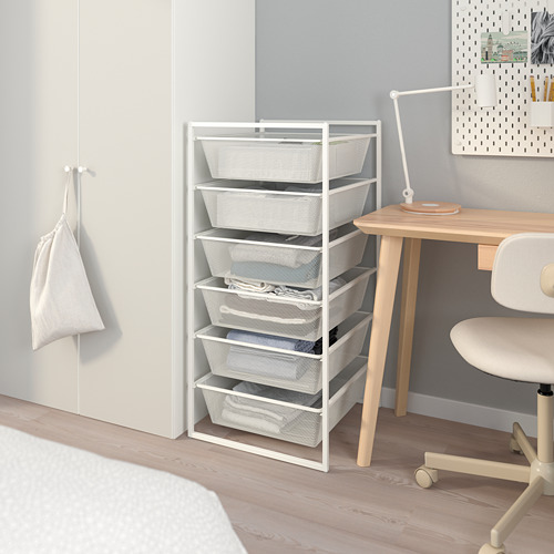Mueble de almacenaje JONAXEL blanco con cinco cestas de malla junto a un escritorio y una silla de madera en una habitación.