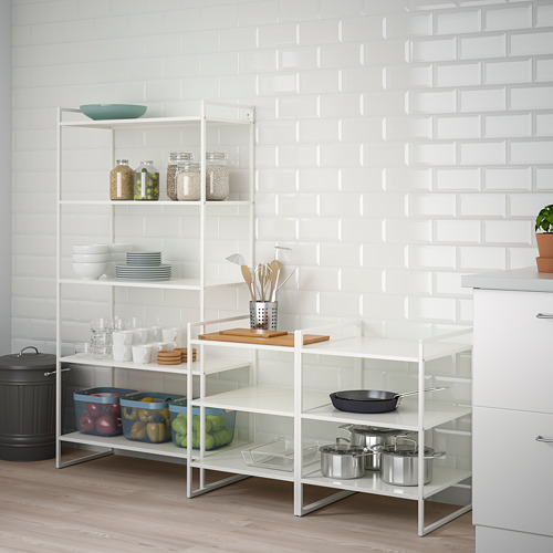 Los estantes de almacenamiento blancos de JONAXEL organizan los artículos de cocina, encajando perfectamente junto a los armarios, con vidrio transparente y marco de metal resistente.