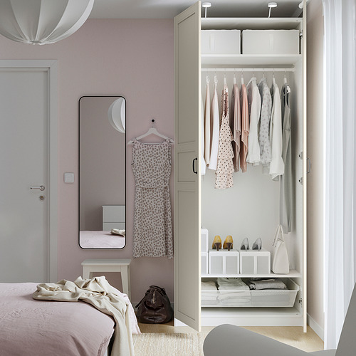 Dormitorio con armario PAX, ropa y accesorios.