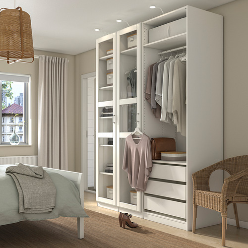 Armario minimalista PAX con puertas de cristal e iluminación cálida