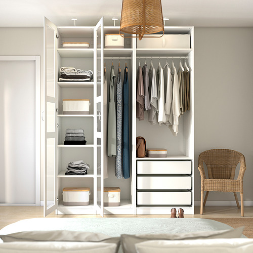 Armario del dormitorio con ropa, estantes y cajones.