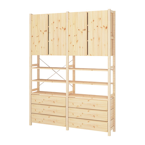 Mueble de almacenaje de madera clara IVAR con estantes y cajones para un almacenamiento versátil.