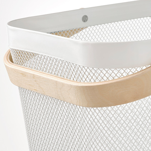 Cesta de alambre metálico con mango de madera, diseño moderno.