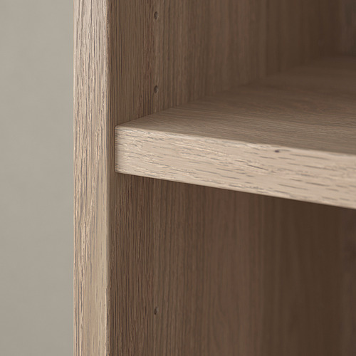 Primer plano de la estantería de madera, que muestra un acabado suave y una artesanía de calidad.