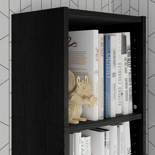 Estantería negra con juguete de madera y libros, maximizando el almacenamiento vertical.