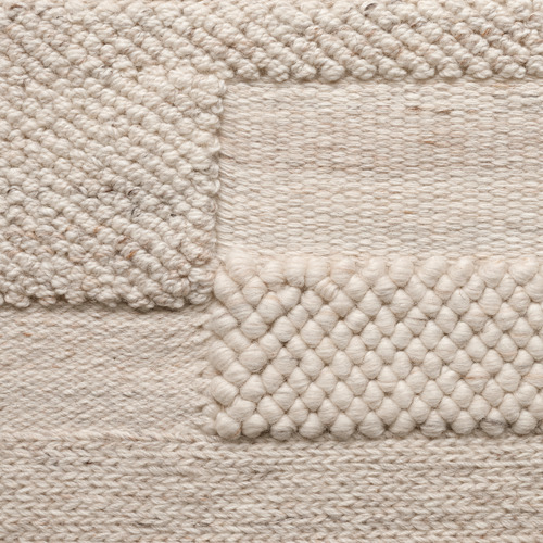 Alfombra tejida a mano con texturas variadas; Tonos naturales, patrones intrincados, lana de alta calidad.