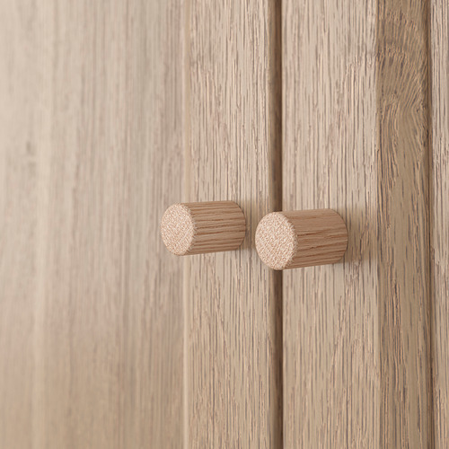 Puertas de armario de madera con pomos recortados, creando un almacenamiento elegante y minimalista.