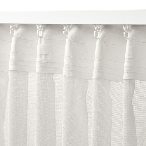 Cortinas blancas transparentes colgando, con ganchos y luz que se filtra a través de ellas. Ideal para ventanas anchas o looks en capas.