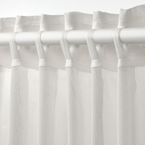 Cortina transparente blanca con bolsillo de varilla en ojal, que permite el paso de la luz y las formas, ideal para ventanas amplias.