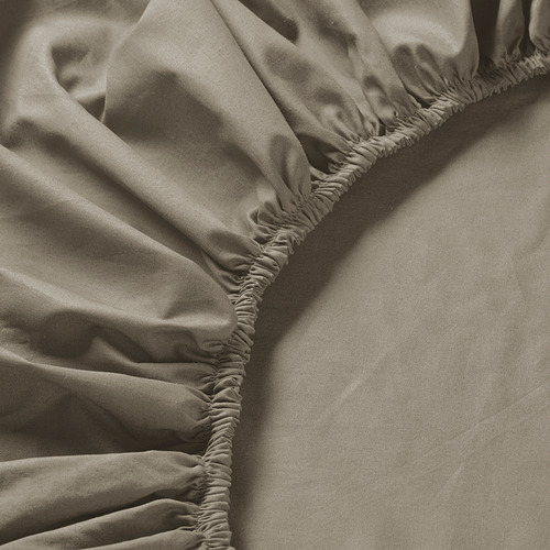 Una lujosa y nítida sábana bajera con costuras finas y tejido suave y transpirable, que destaca su textura de alta calidad y su meticulosa artesanía.