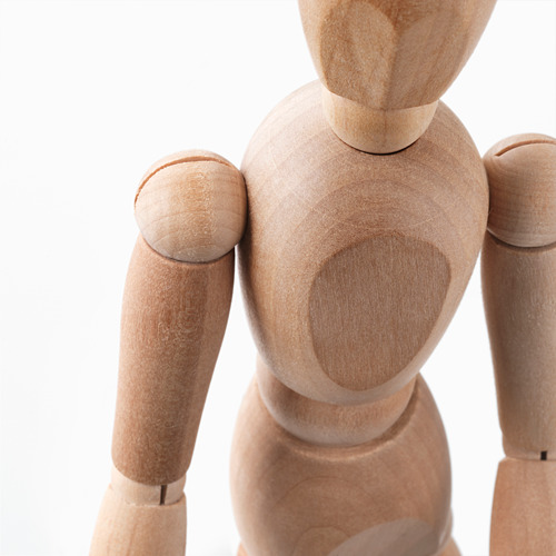 Maniquí de madera con articulaciones móviles, hecho de madera lisa de color claro. Tiene una estética sencilla y natural, ideal para modelar o exponer.