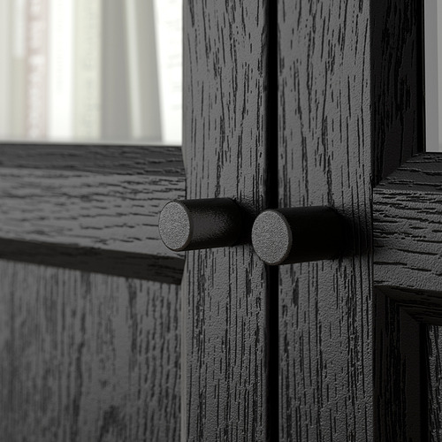 Puerta de madera negra con dos pomos redondos negros, superficie texturizada, construcción robusta.
