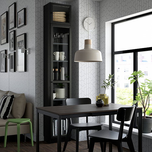 Comedor moderno con estantería BILLY, mesa, sillas, taburete verde y gran ventana.
