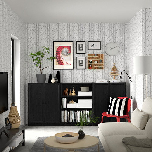 Sala de estar moderna con estantería BILLY, sofá, silla roja, tv, decoración.