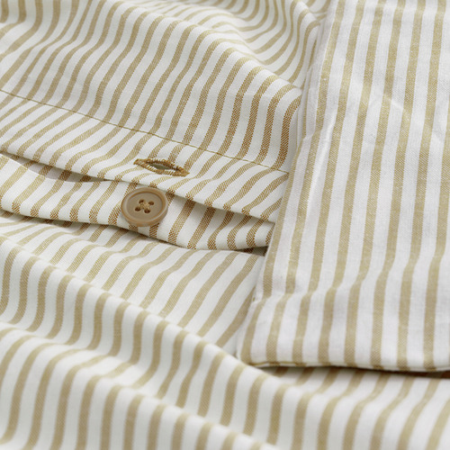 Primer plano de camisa de tela a rayas con botón.