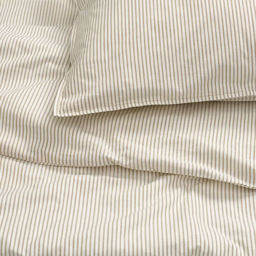 Juego de cama de rayas, cuidadosamente doblado. Las telas parecen suaves y limpias, lo que sugiere alta calidad. Las rayas son consistentes y están espaciadas uniformemente.