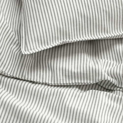 Un primer plano de un tejido de algodón a rayas de alta calidad cuidadosamente doblado, que muestra su tejido fino y sus rayas uniformes.