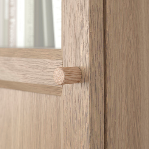 Primer plano de la librería BILLY, acabado en madera lisa, con un asa robusta y redonda.