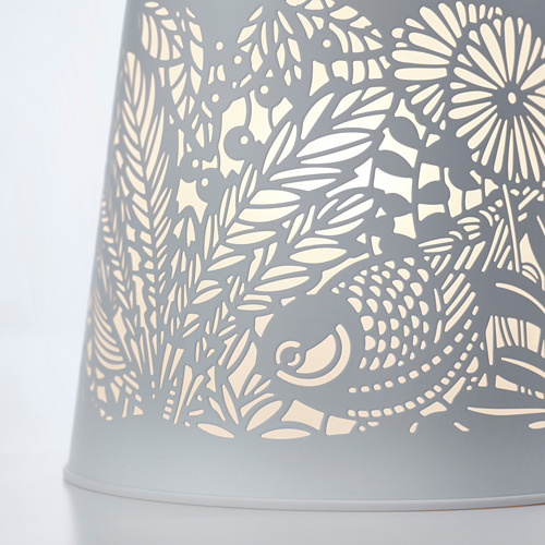 Intrincada lámpara de metal gris con patrón floral recortado para una iluminación delicada.
