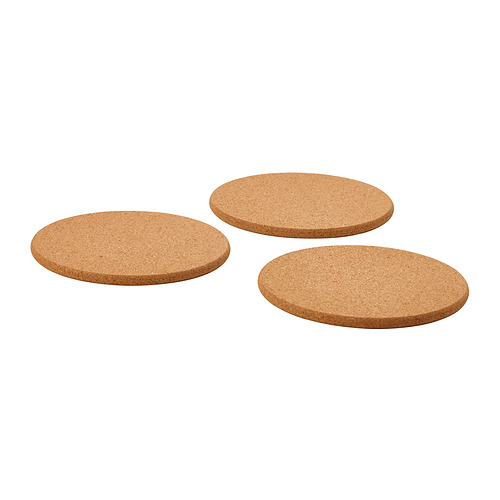 Tres posavasos redondos de corcho marrón natural, planos y lisos, dispuestos en triángulo.