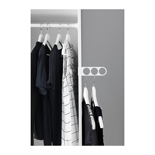 Blanco y negro: un armario con percha de aparcacoches KOMPLEMENT con ropa oscura.