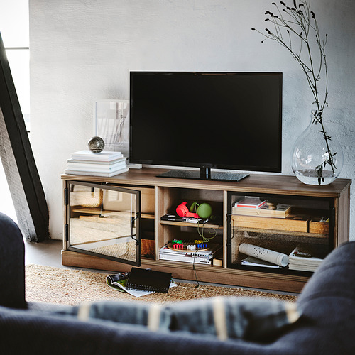 Sala de estar moderna con banco de TV LANESUND, TV de pantalla plana y sofá azul.
