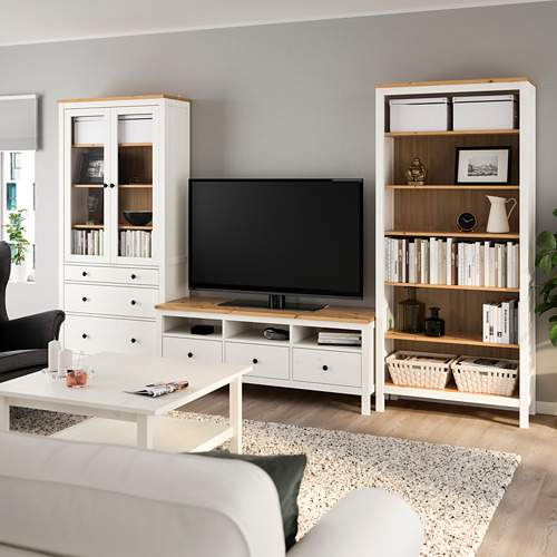 Sala de estar moderna con mueble de TV HEMNES, estantes y TV de pantalla plana.