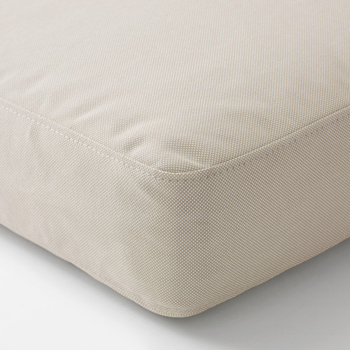 Primer plano de la funda de cojín de exterior texturizada de color beige con cremallera, que muestra un tejido y costuras de calidad.