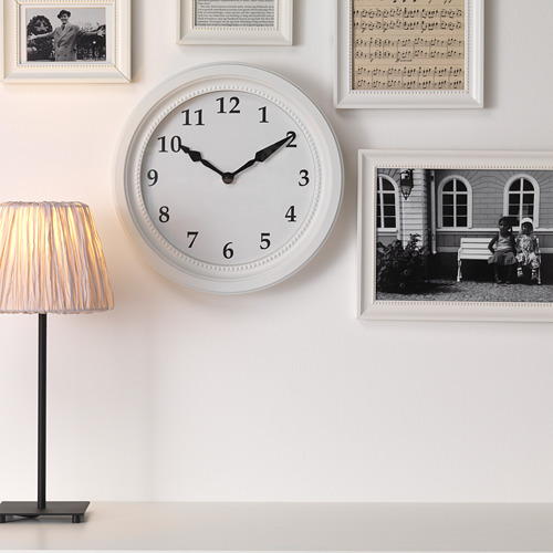 Reloj de pared con cuarzo silencioso, fotos enmarcadas, lámpara.