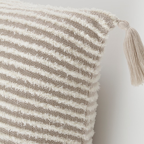 Funda de cojín de rayas con trabillas blancas, color natural, textura suave, borlas en las esquinas, tejido de calidad.