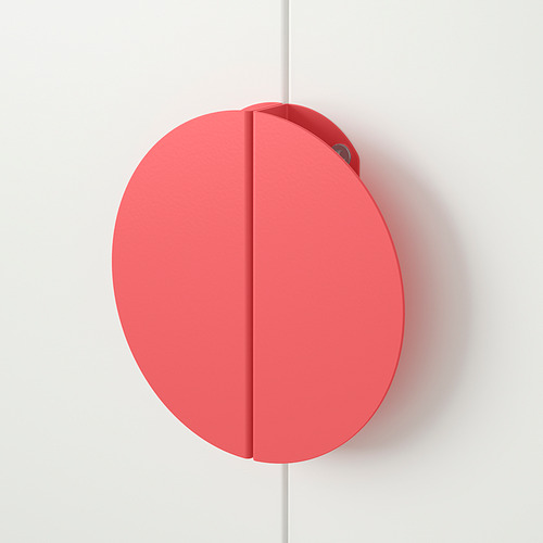 Mango circular rojo, textura lisa, montado sobre una pared blanca.