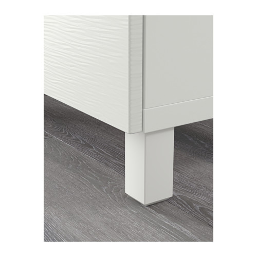 Primer plano de la pata del gabinete blanco moderno, que muestra un diseño elegante y una construcción robusta.