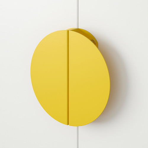 Mango circular amarillo brillante, liso y elegante, montado en blanco.
